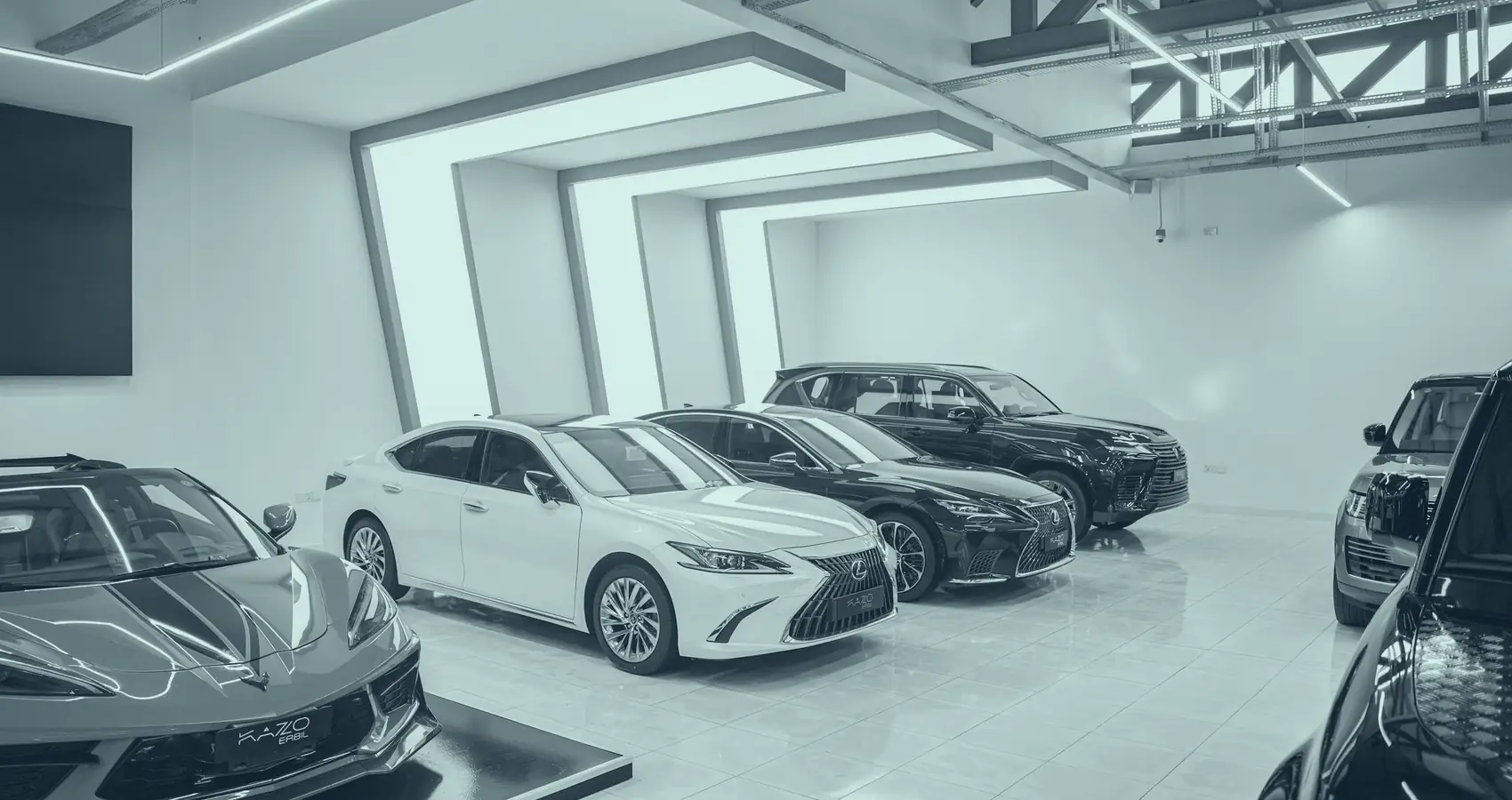 Salón de exposición de una concesionaria con autos alineados