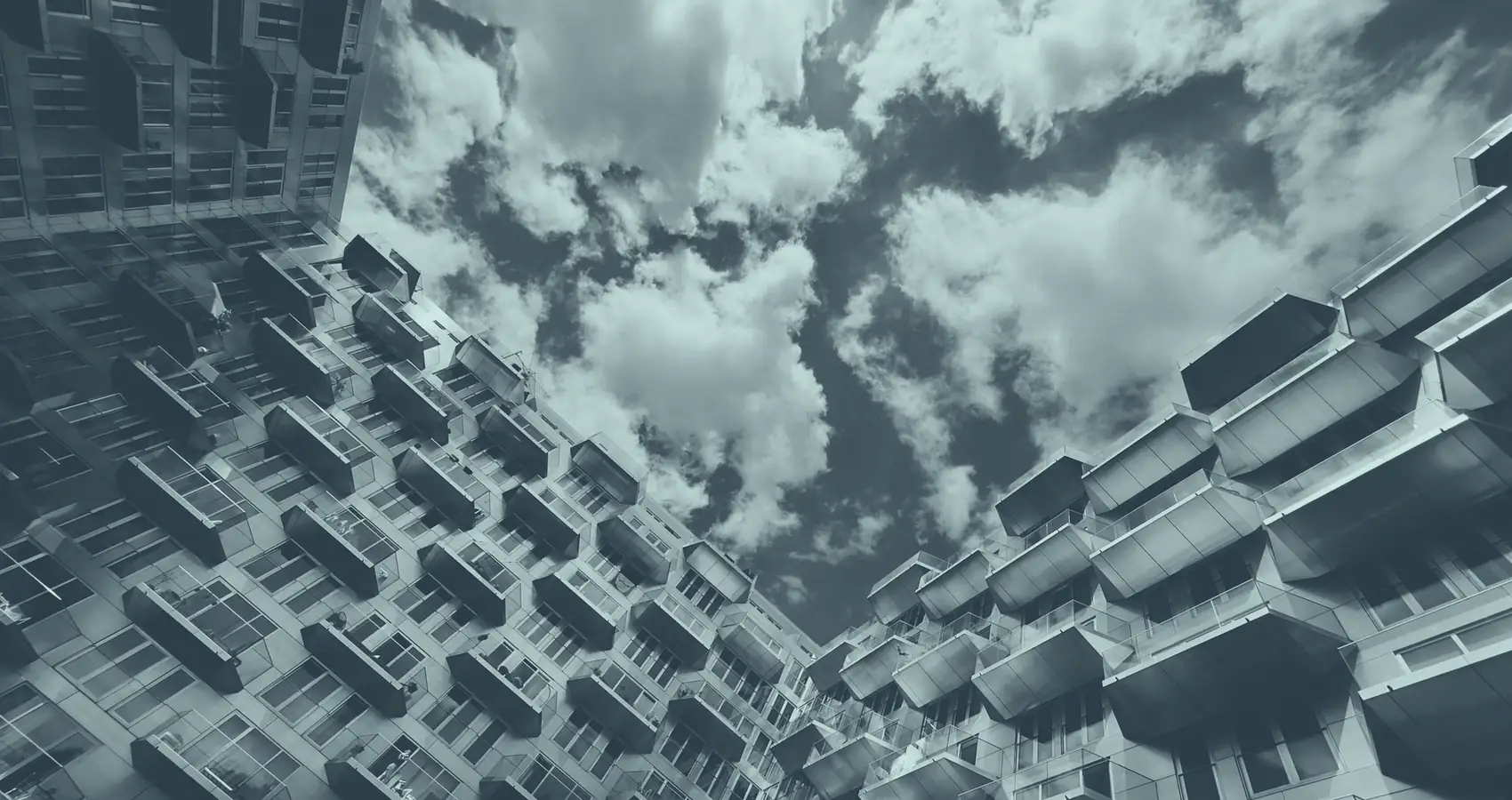 Balcones de un edificio residencial moderno vistos en contrapicado