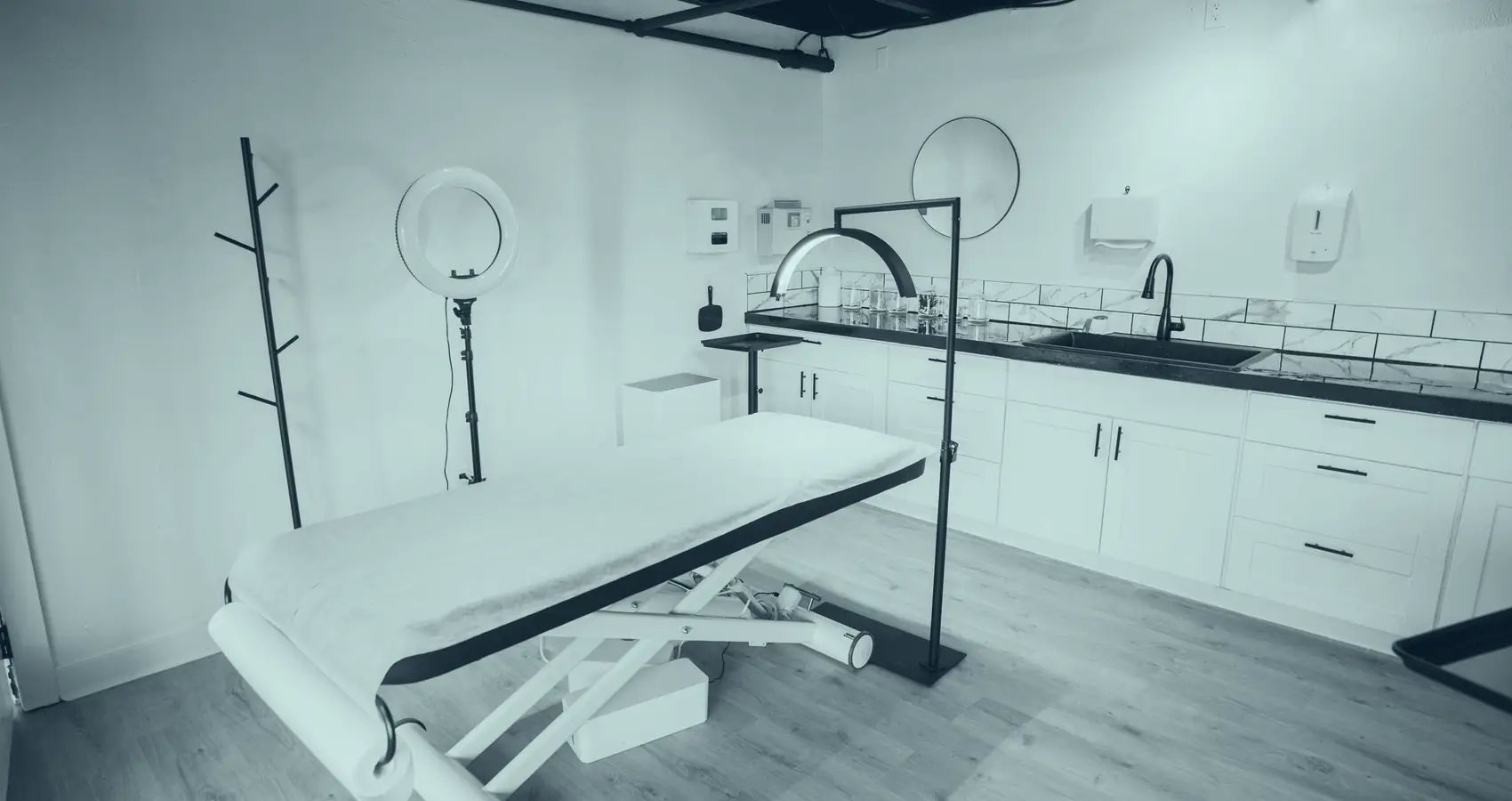 Sala de tratamiento luminosa de un centro de estética