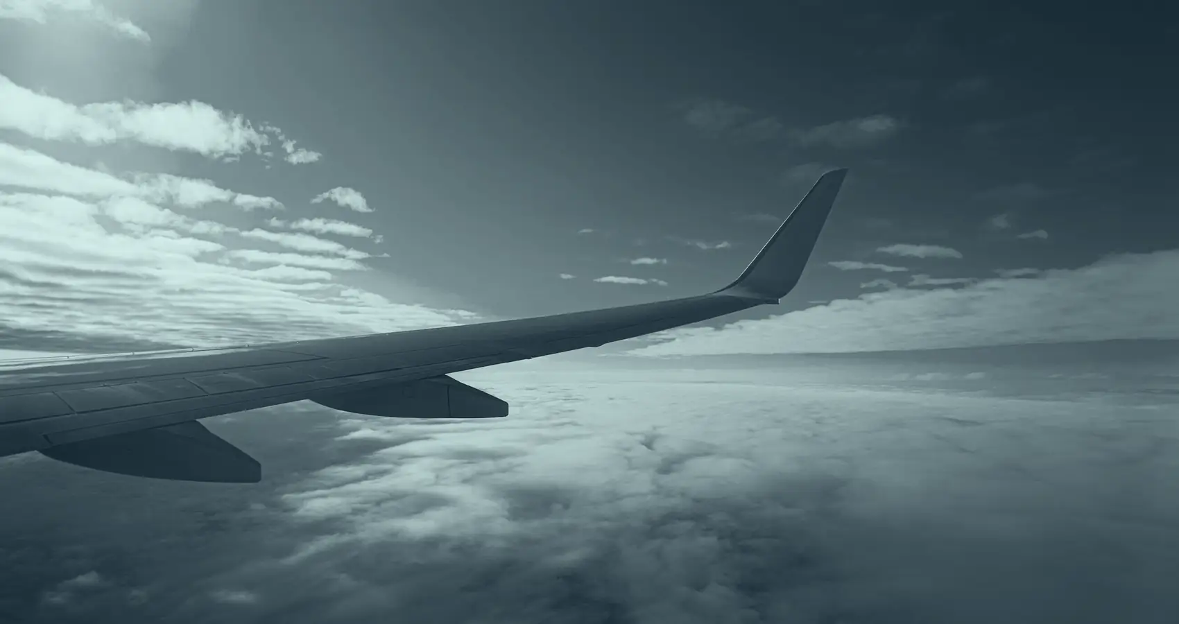 Ala de un avión sobre un manto de nubes